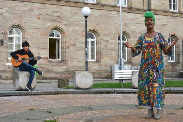 Sängerin Ayaan aus Somalia und Gitarrist Muhamed Live auf dem Waageplatz in Göttingen